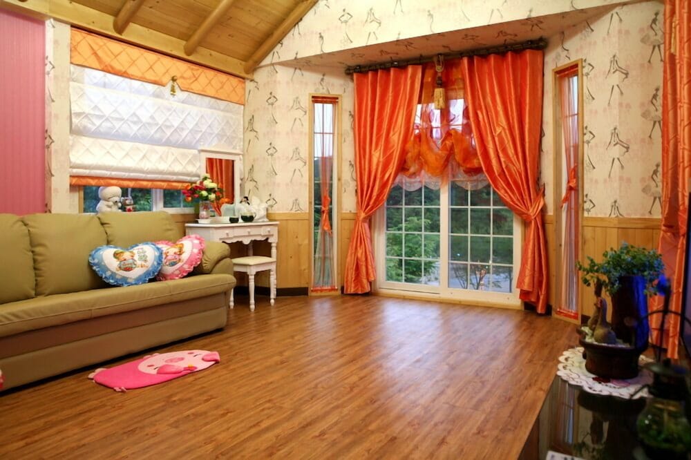 Room (Fox and wolf)