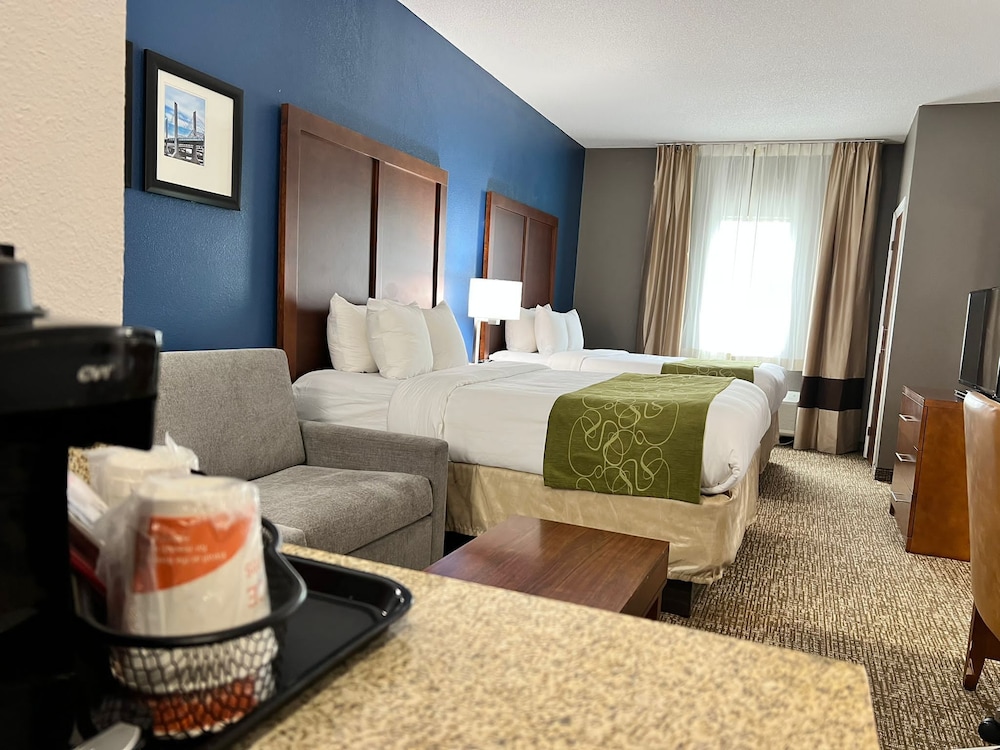 Suite, Non Smoking (2 Queen Beds & 1 Sofa Bed) - Photo 1