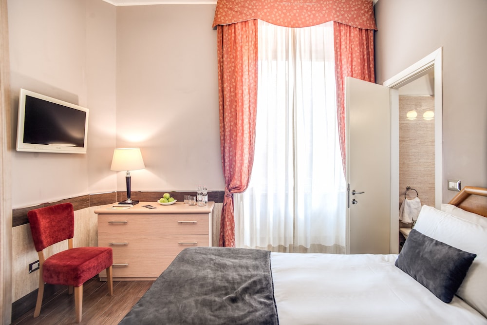 Triple Room thumbnail 5