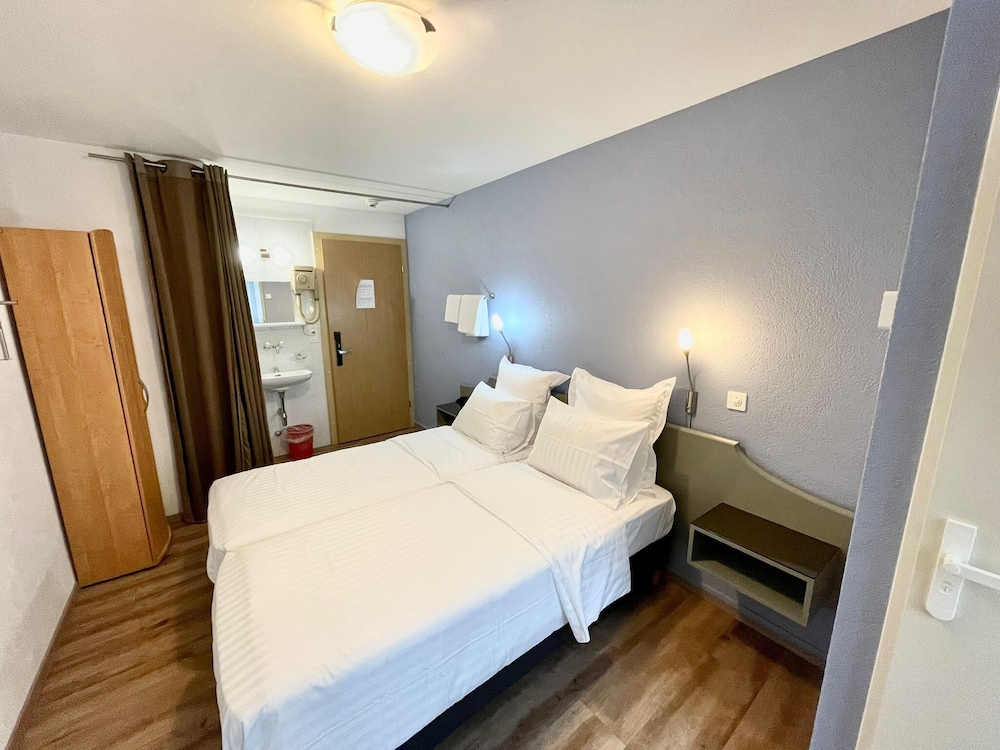 Standard Double or Twin Room, Private Bathroom photo 2