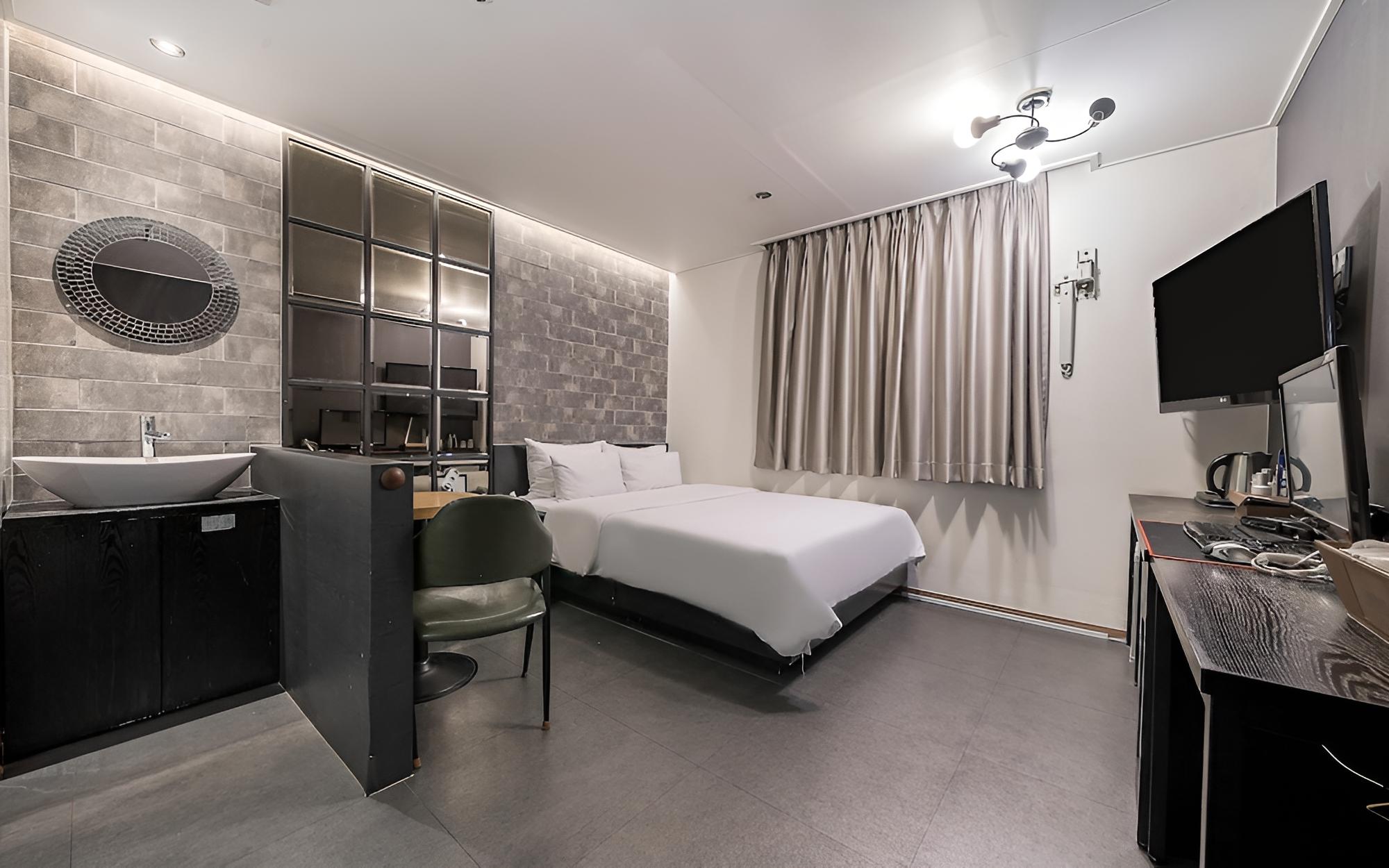 Room (Standard (OTT available in all rooms ) - Photo 6