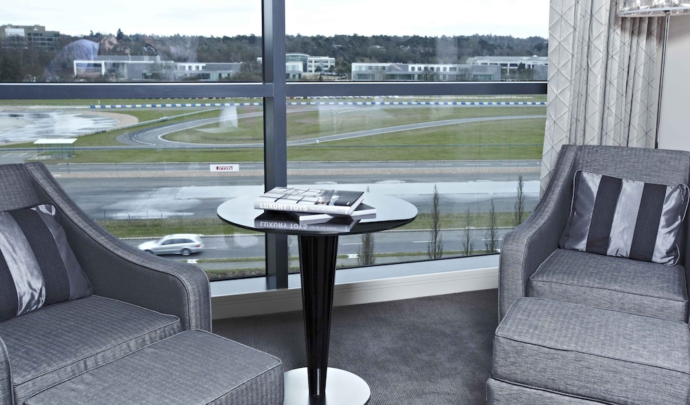 Deluxe Room (Track Facing) - Photo 2