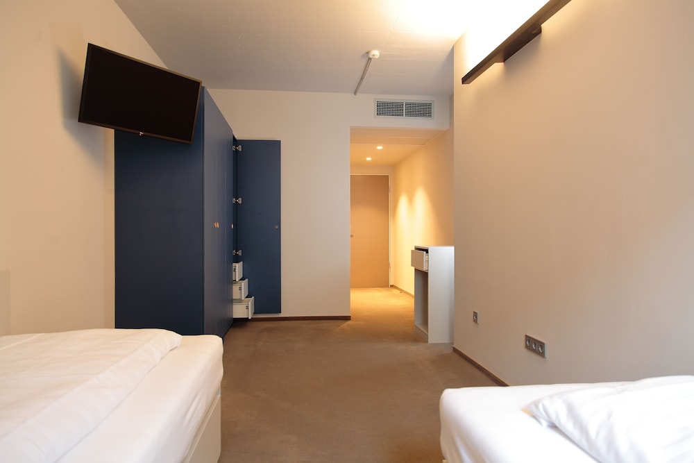 Standard Twin Room - Photo 3