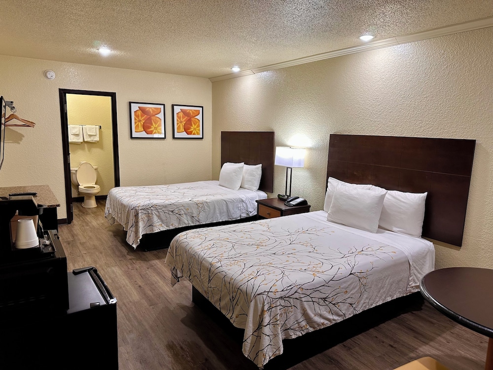 Standard Room, 2 Double Beds, Smoking - Photo 1