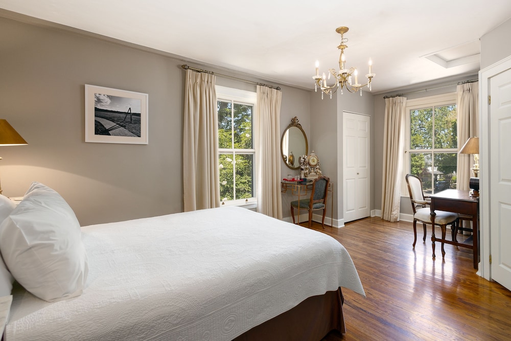 Superior Room, 1 Queen Bed, Lake View (River Room) photo 1