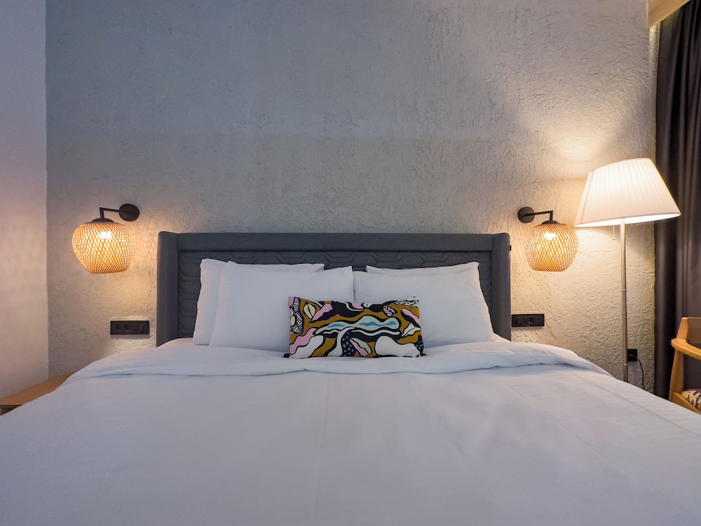 Classic Room, 1 King Bed, Non Smoking, Balcony - Photo 17