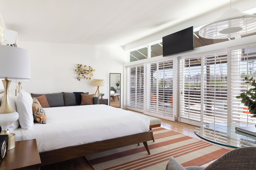 Deluxe Room, 1 King Bed, Kitchen, Mountain View