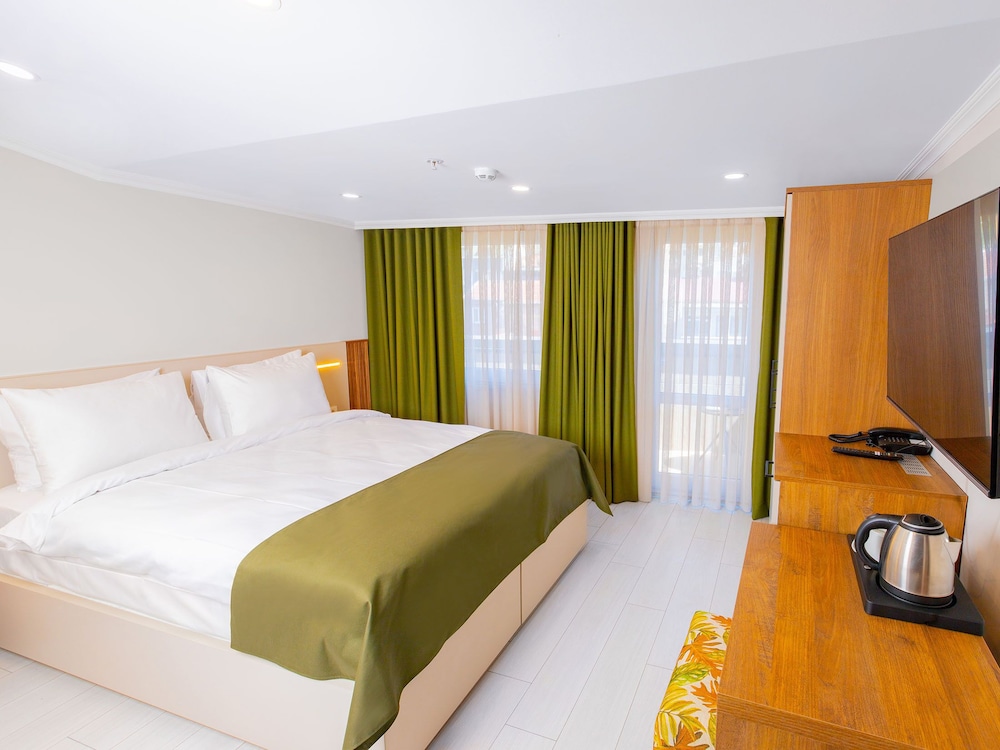 Superior Room with Balcony, City View photo 2