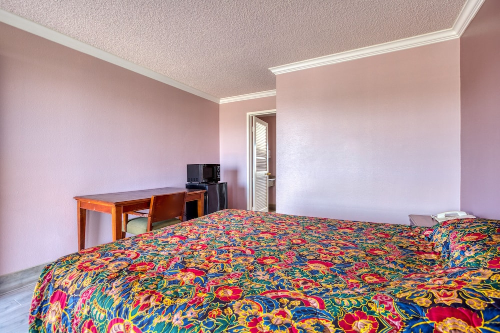 Room, 1 King Bed, Accessible, Smoking photo 3
