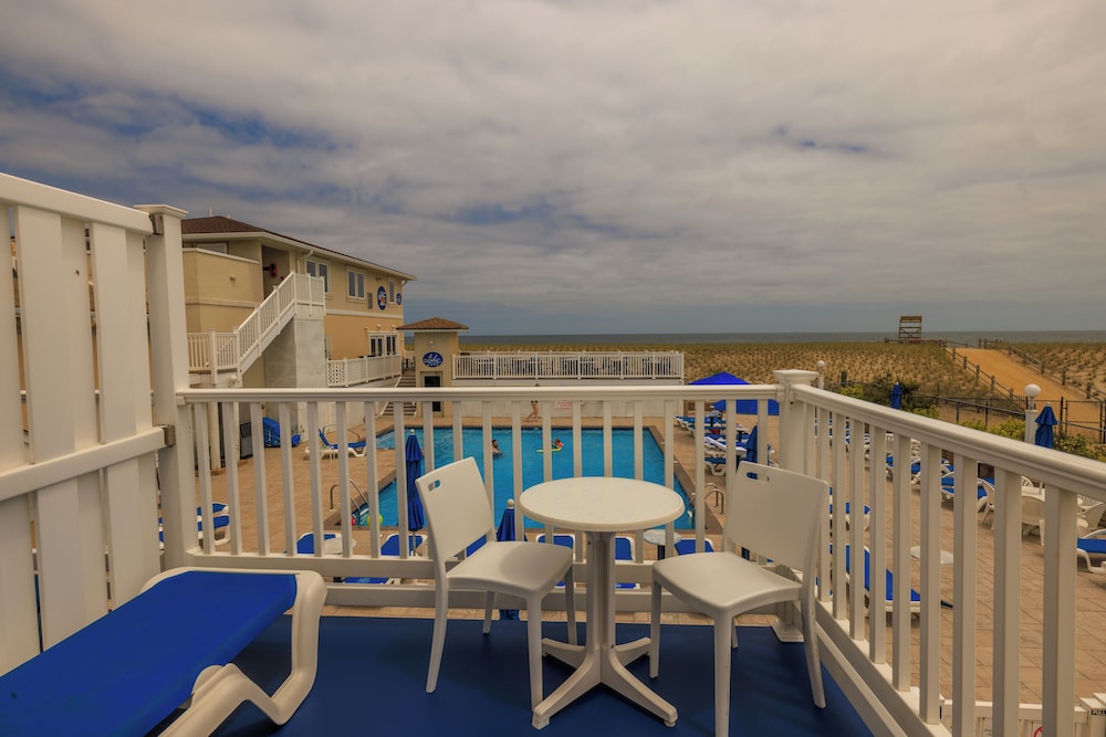Oceanfront, 2 Rooms, 2 Queen and 1 Queen Murphy Bed, Balcony photo 3