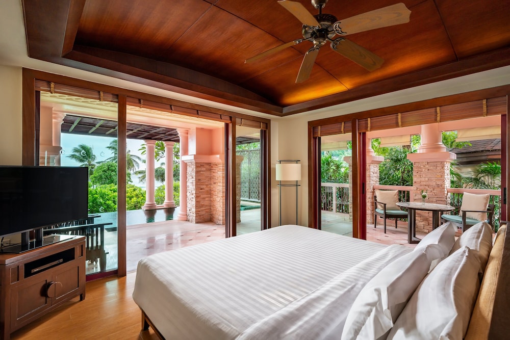 Premier Suite, 1 King Bed, Private Pool photo 3