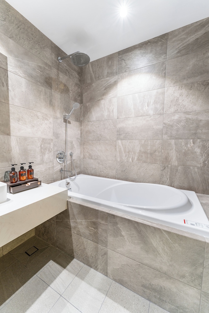 Deluxe Twin Room, City View - Photo 5