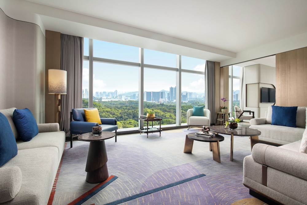 Deluxe Suite, M Lounge Access, 1 King Size Bed, City View