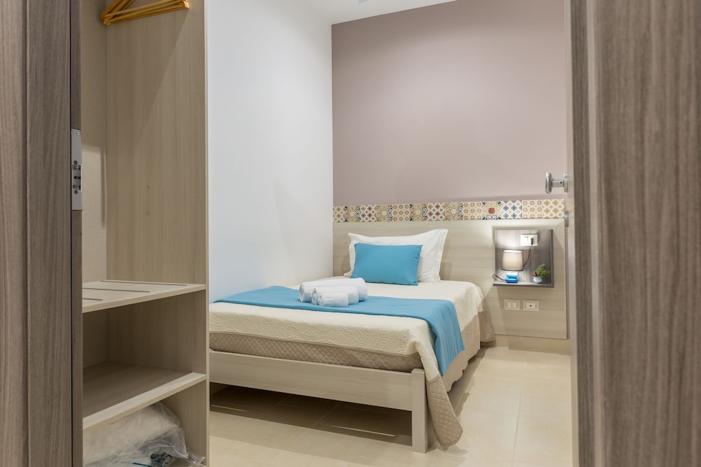 Deluxe Triple Room, Refrigerator, City View photo 2