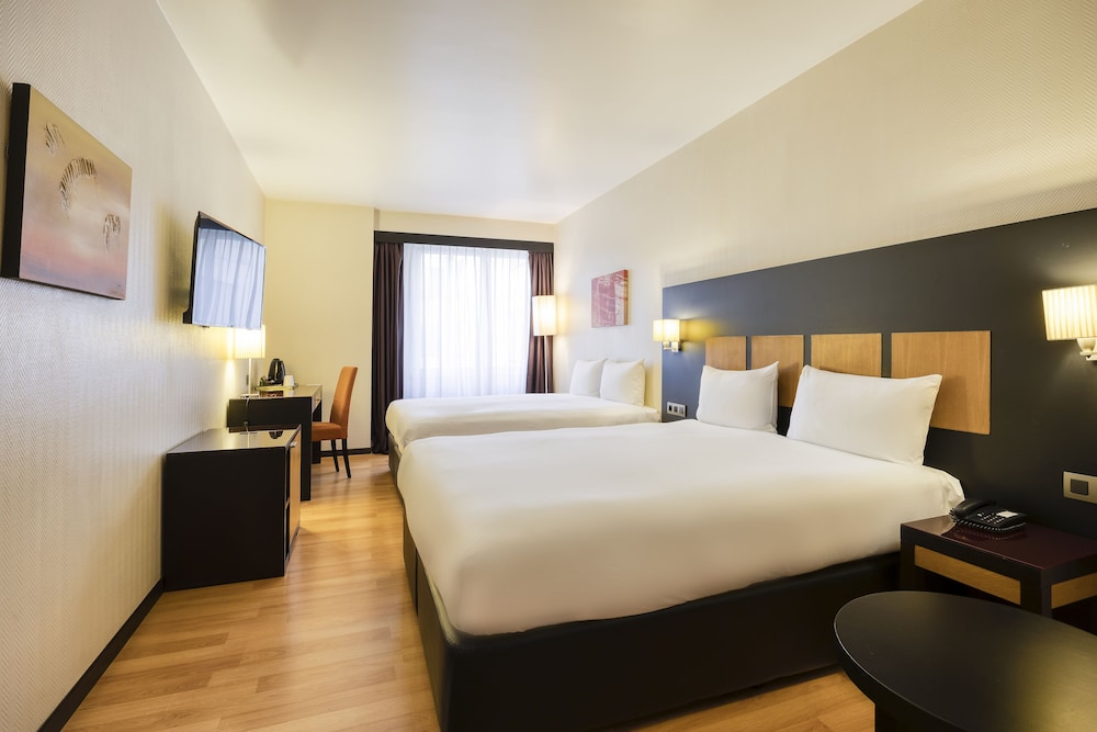 Executive Quadruple Room, 2 Queen Beds photo 3