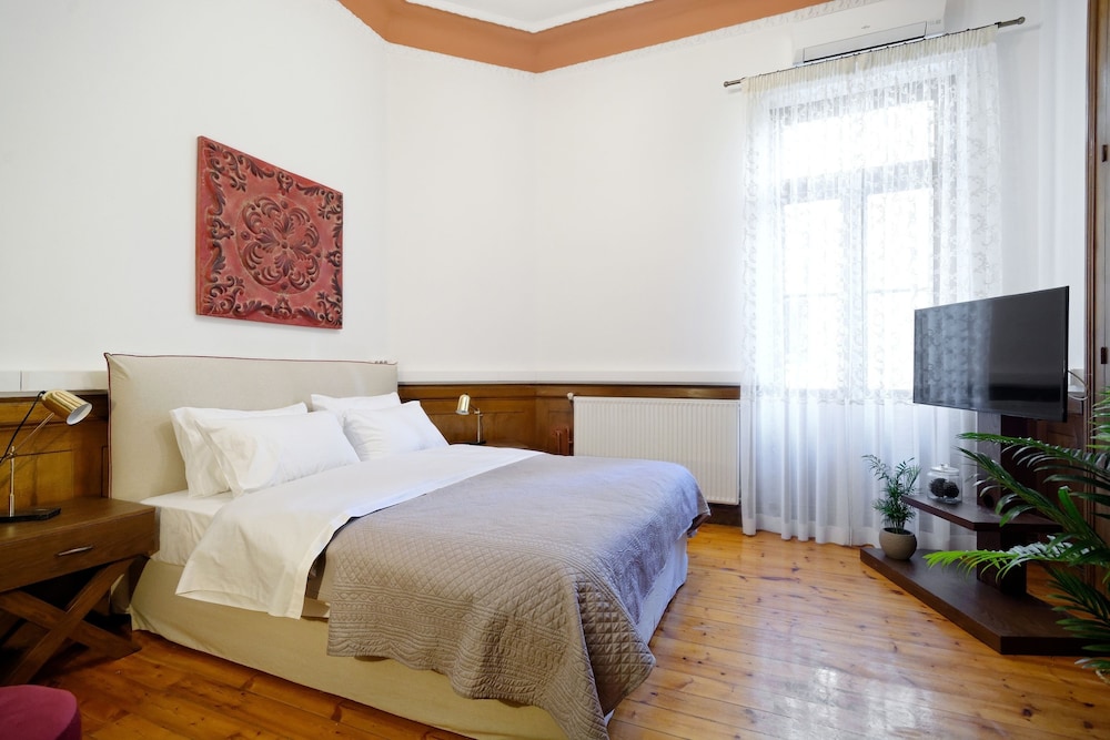 Classic Apartment, 4 Bedrooms, Park View