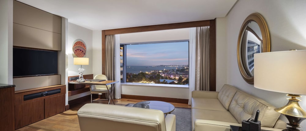 Bosphorus Suite With Kitchen, Lounge Access thumbnail 6