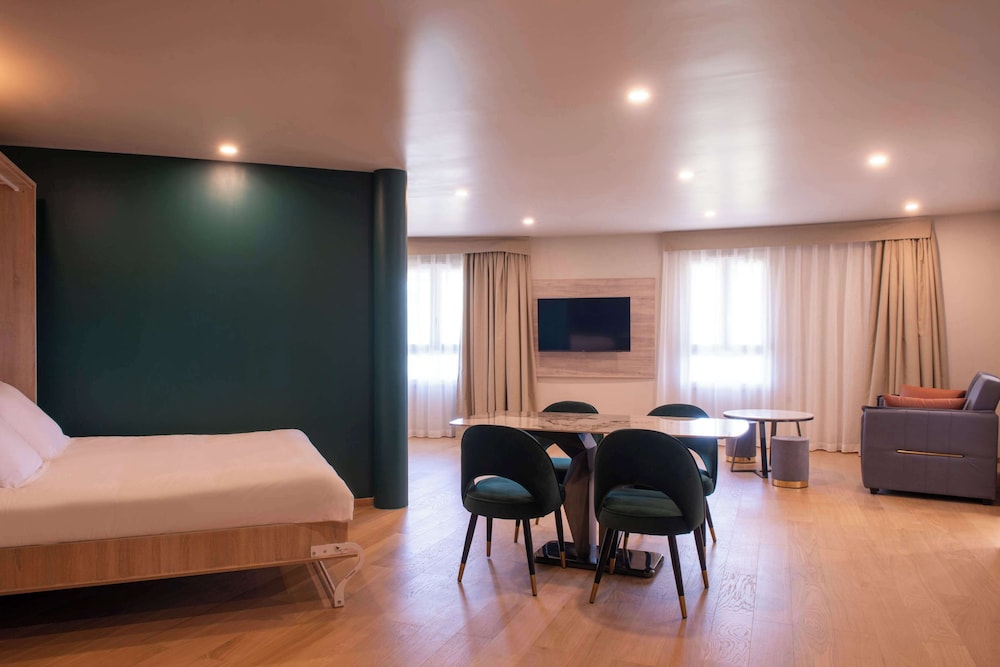 Suite, 2 Bedrooms - Photo 3