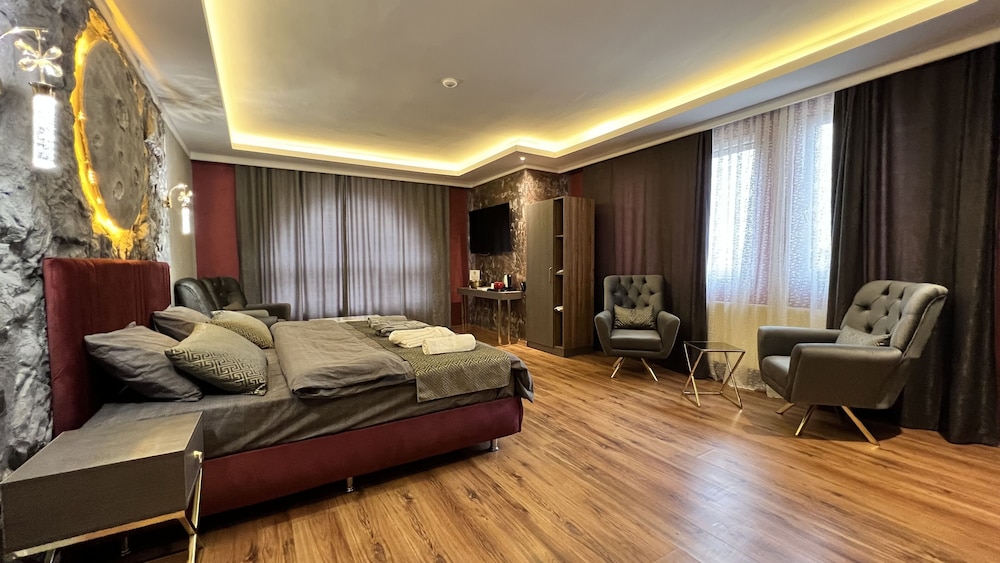 Luxury Room, 1 Queen Bed, Non Smoking, Garden View
