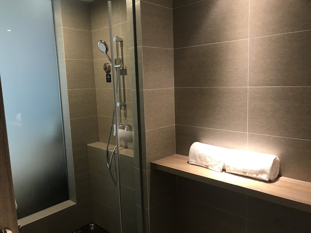 Business Twin Room, 1 Bedroom, Refrigerator photo 3