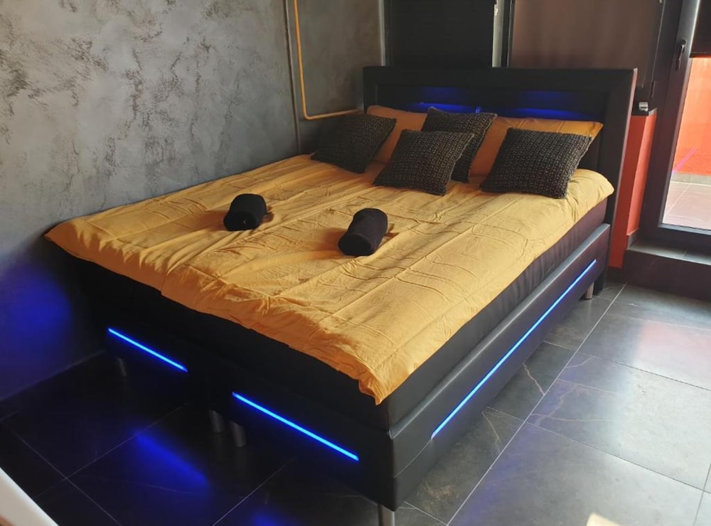 Apartment (One Bedroom Apartment With Private Ho)