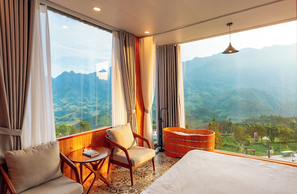 Panoramic Double Room, 1 King Bed, Hot Tub, Mountain View photo 3