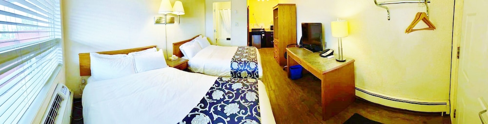 Room, 2 Queen Beds, Smoking photo 1