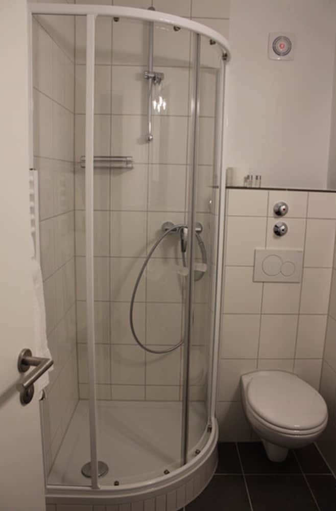 Basic Double or Twin Room - Photo 6