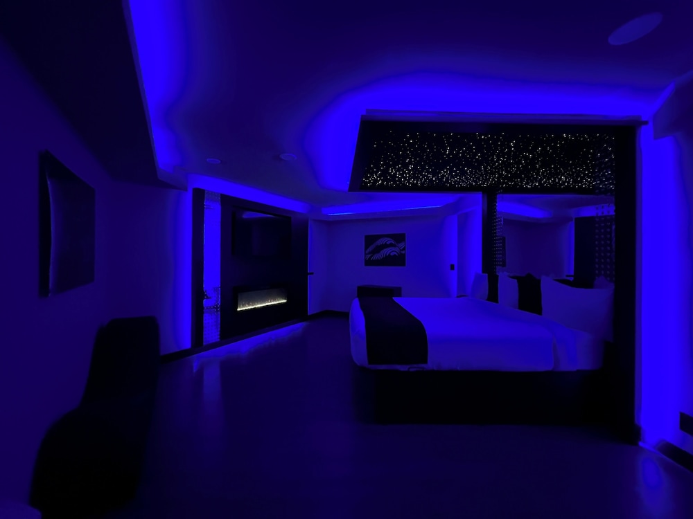 Presidential Jacuzzi Suite photo 1