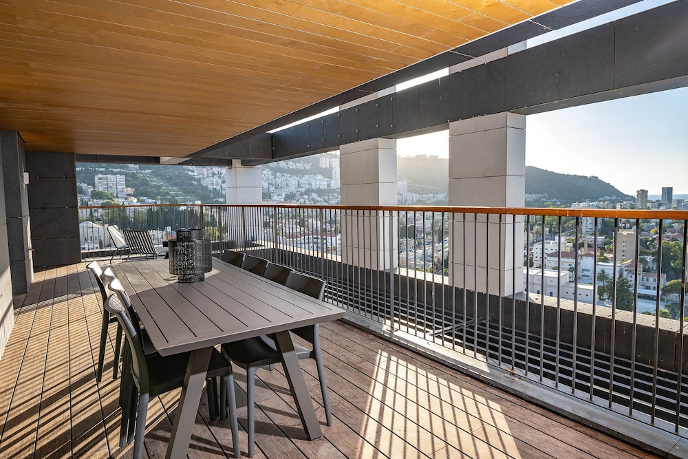 Luxury Apartment, 2 Bedrooms with office photo 3