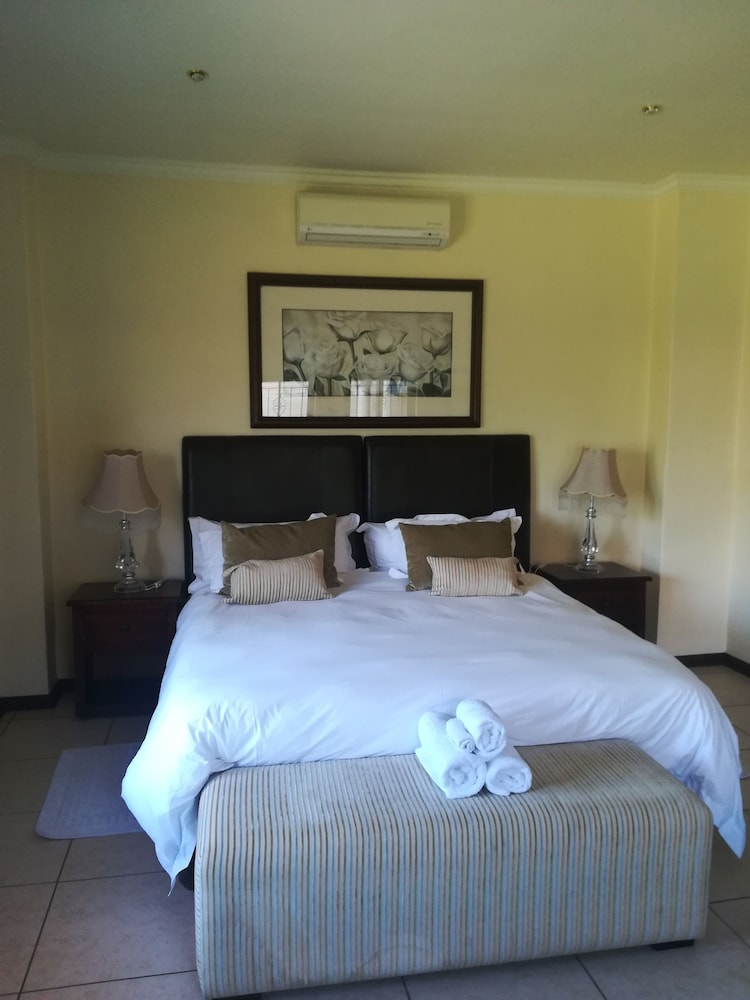 Luxury Room, 1 King Bed, Non Smoking, Garden View photo 1