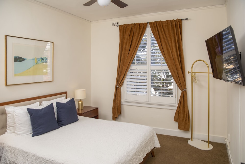 Standard Double Room, Private Bathroom thumbnail 6
