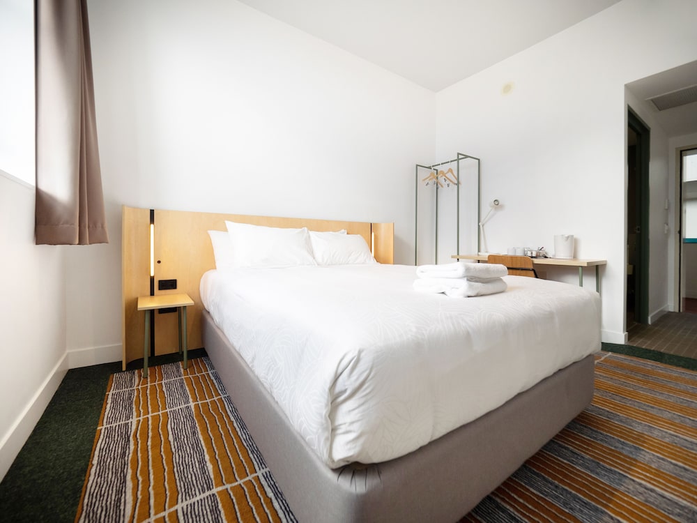 Queen Opera Harbour View Ensuite