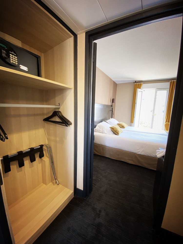 Classic Double or Twin Room, Balcony - Photo 5