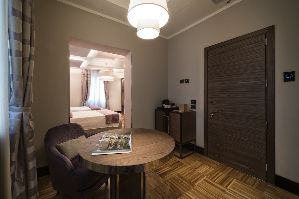 Deluxe Suite, City View photo 3