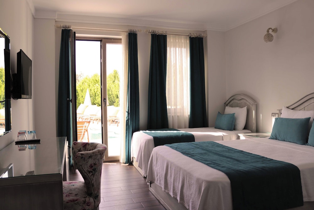 Comfort Triple Room, 1 Bedroom, Non Smoking, Pool View photo 1