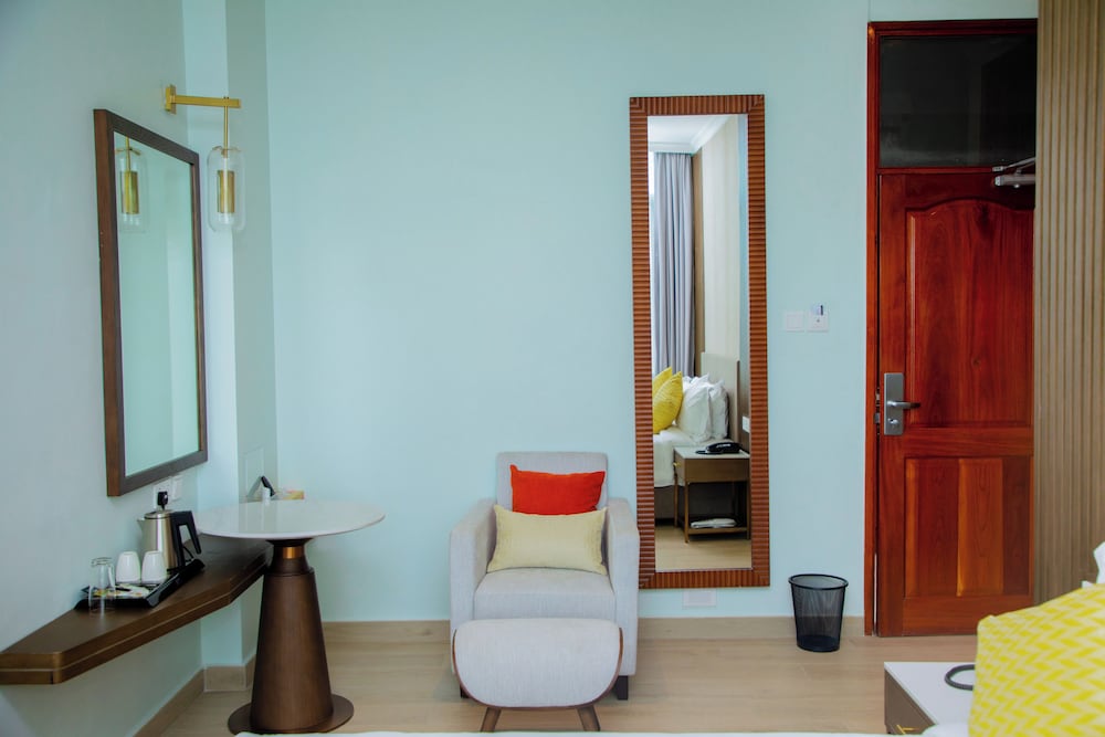 Executive Room, 1 King Bed, Non Smoking (Living Room) - Photo 5