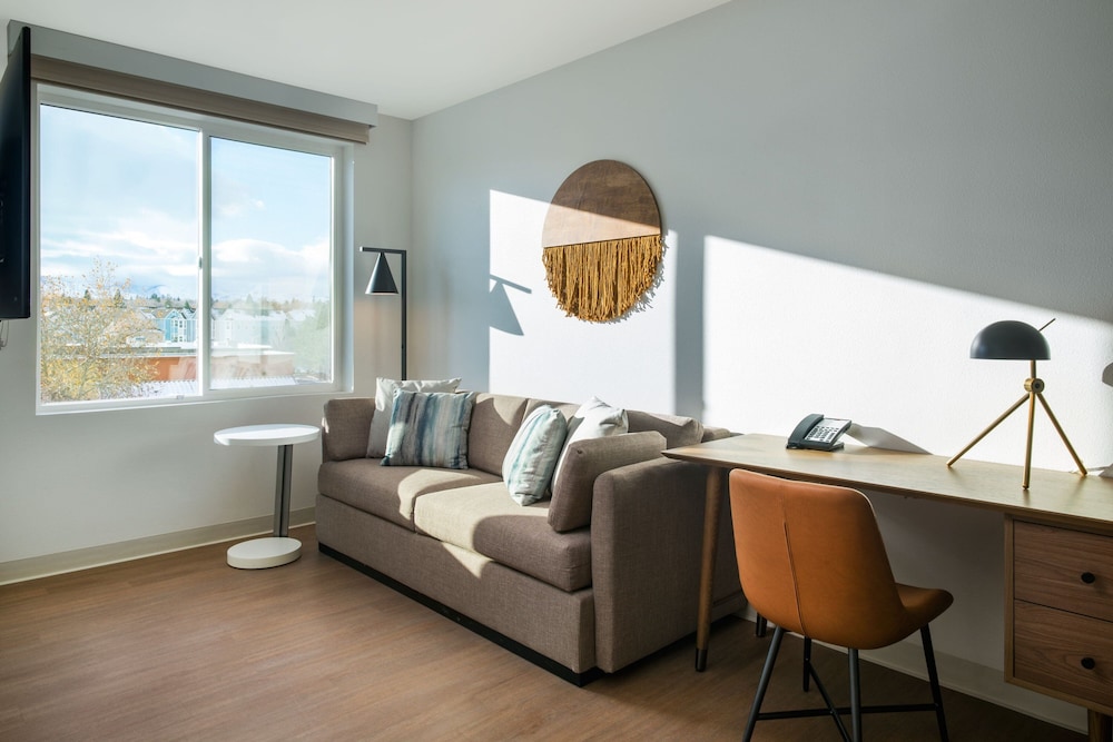 Suite, 1 Bedroom - Photo 6