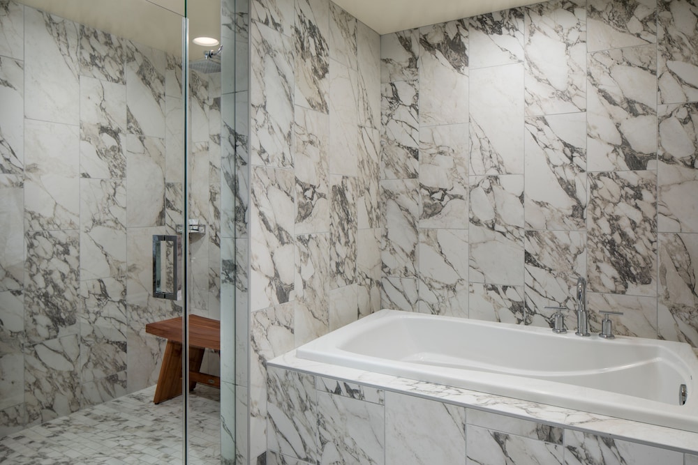 Junior Suite, 1 King Bed, Balcony (Mobility/Hearing Accessible, Tub) photo 3