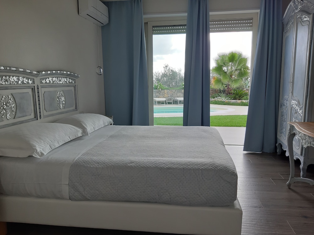Deluxe Triple Room, Pool View photo 3
