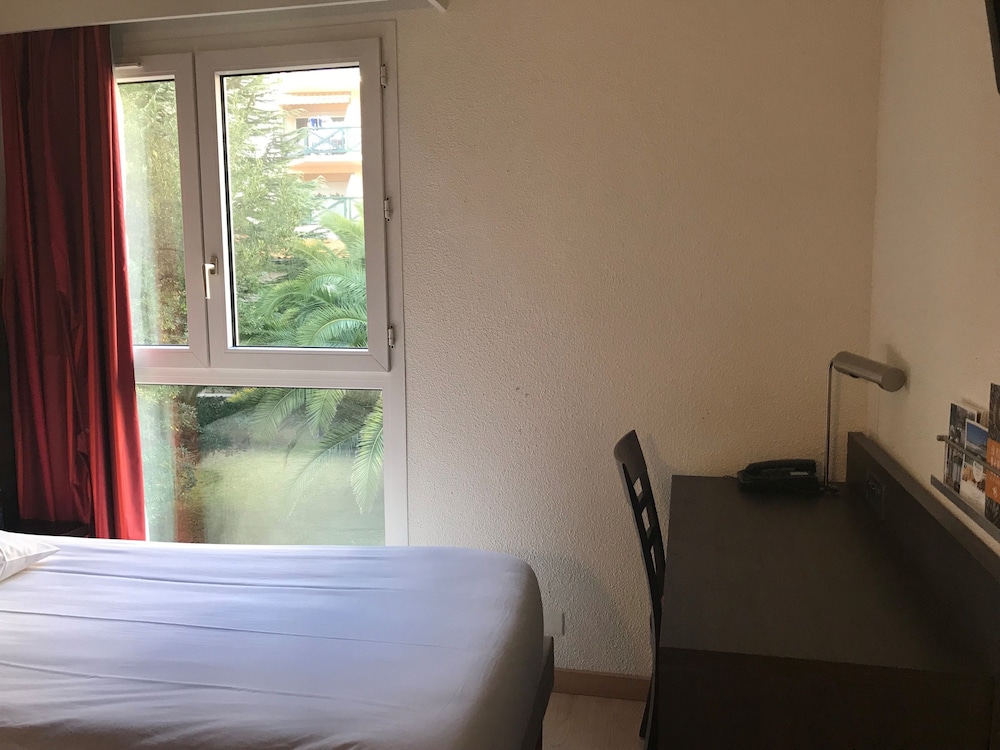 Standard Room, 2 Twin Beds - Photo 9