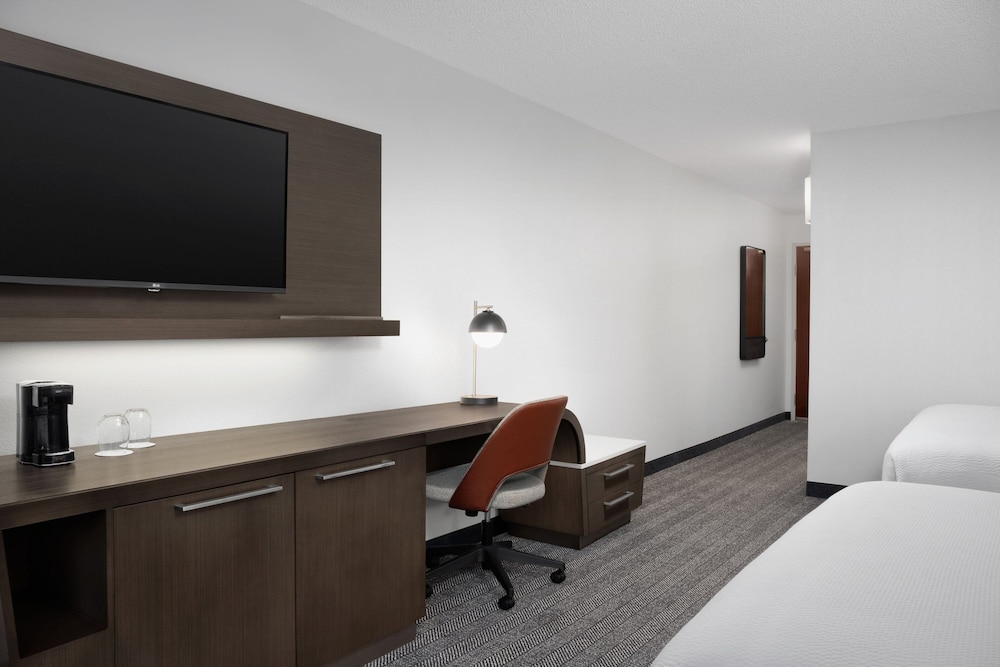 Room, 2 Queen Beds - Photo 4