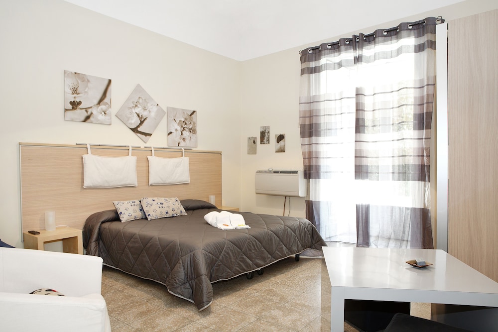 Chambre Triple, salle de bains privée (not in room)