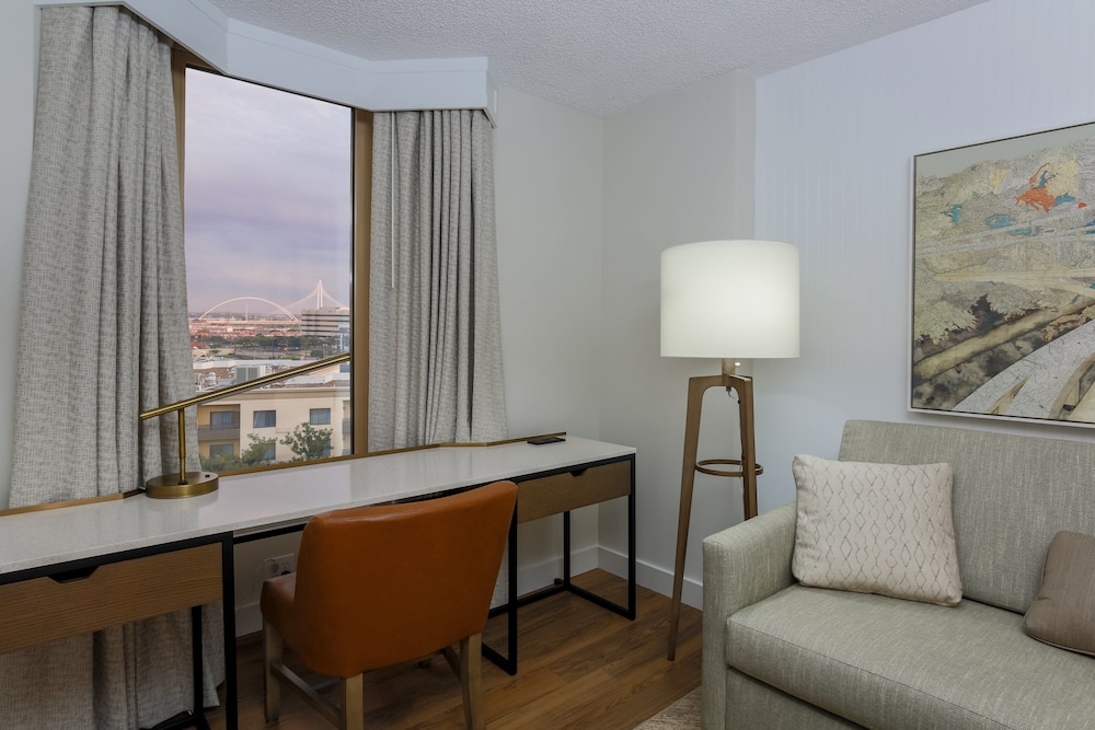 Suite, 1 Queen Bed with Sofa bed (Mobility Accessible, Roll-In Shower) - Photo 4