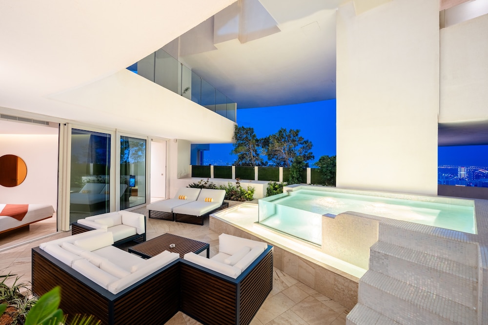 1 BED | Sky Villa w/Pool thumbnail 5