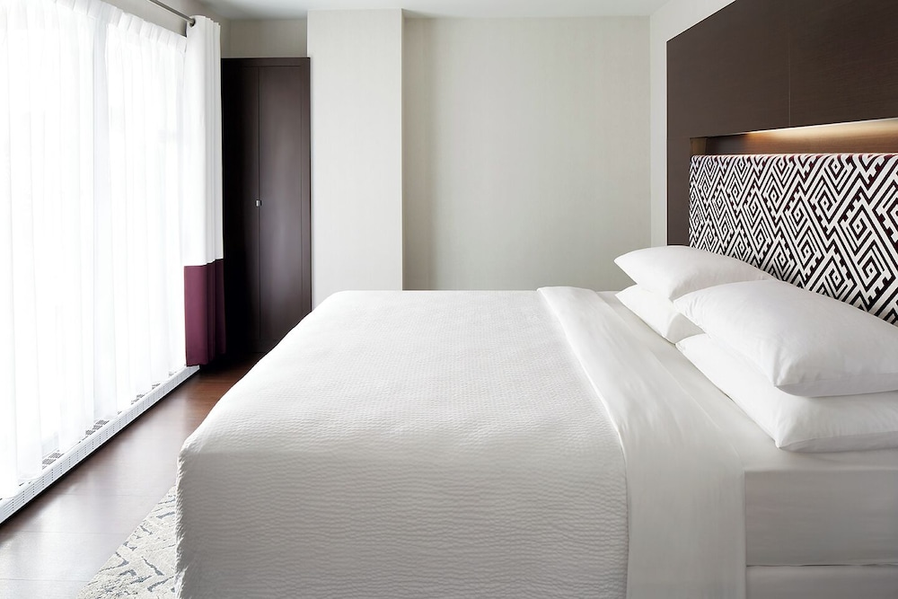 Executive Suite, 1 King Bed with Sofa bed, Balcony photo 2