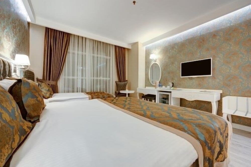 Superior Triple Room, City View photo 3