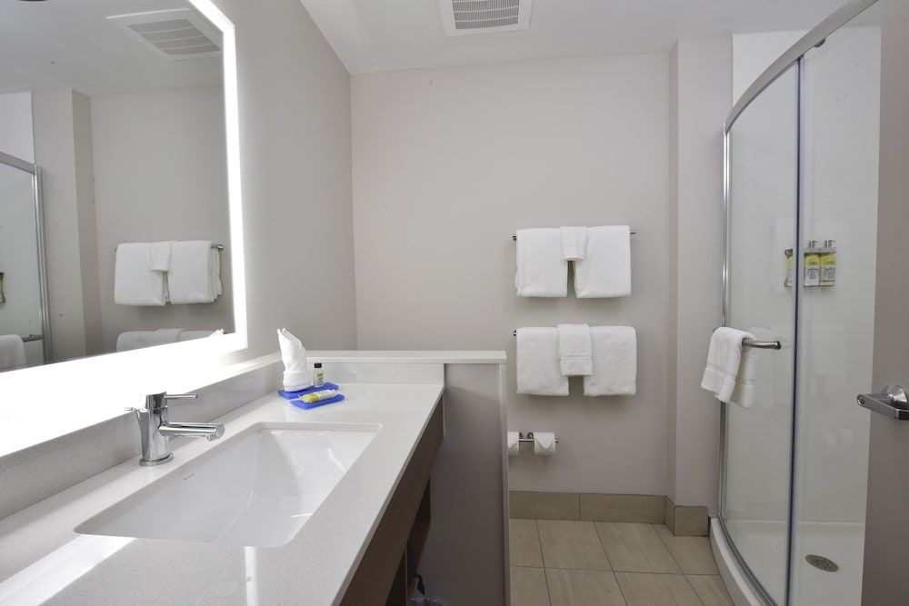 Queen Room with Two Queen Beds - Mobility Access Tub/Non-Smoking thumbnail 5