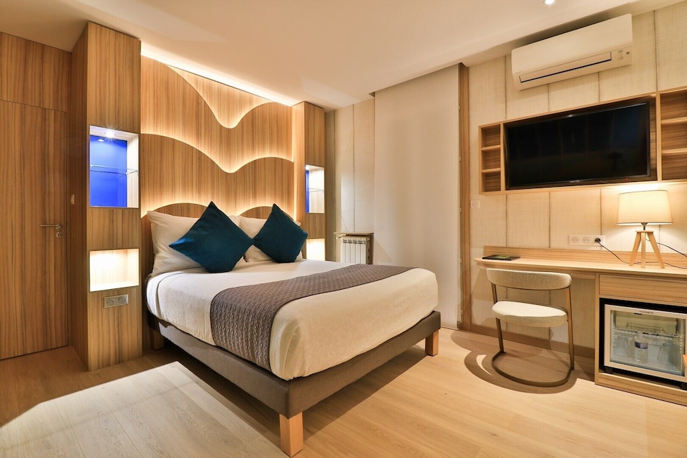Deluxe Quadruple Room, 1 Queen Bed with Sofa bed (Family)