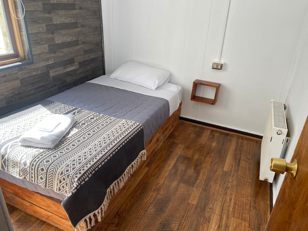 Standard Single Room, 1 Large Twin Bed, Shared Bathroom photo 3